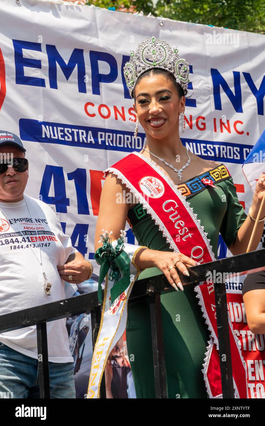 Die Teilnehmer marschieren am Sonntag, den 28. Juli 2024, in Jackson Heights in Queens in New York zur 6. Jährlichen Parade zum peruanischen Tag. (© Richard B. Levine) Stockfoto