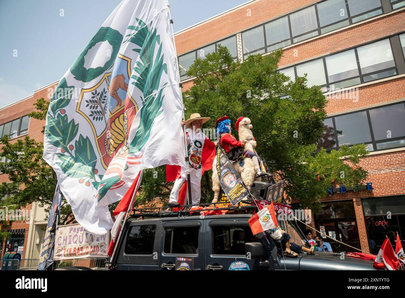 Die Teilnehmer marschieren am Sonntag, den 28. Juli 2024, in Jackson Heights in Queens in New York zur 6. Jährlichen Parade zum peruanischen Tag. (© Richard B. Levine) Stockfoto