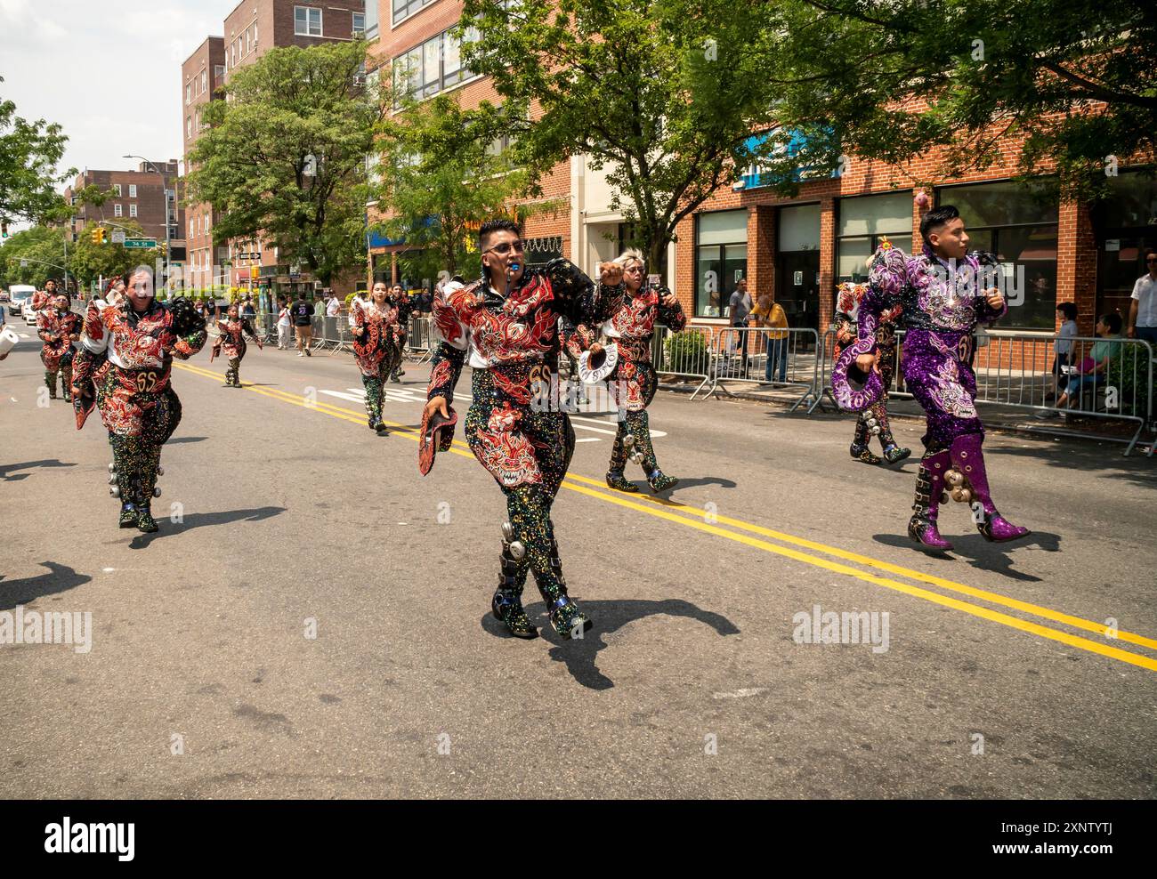 Die Teilnehmer marschieren am Sonntag, den 28. Juli 2024, in Jackson Heights in Queens in New York zur 6. Jährlichen Parade zum peruanischen Tag. (© Richard B. Levine) Stockfoto