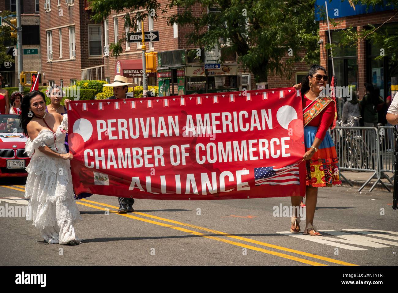 Die Teilnehmer marschieren am Sonntag, den 28. Juli 2024, in Jackson Heights in Queens in New York zur 6. Jährlichen Parade zum peruanischen Tag. (© Richard B. Levine) Stockfoto