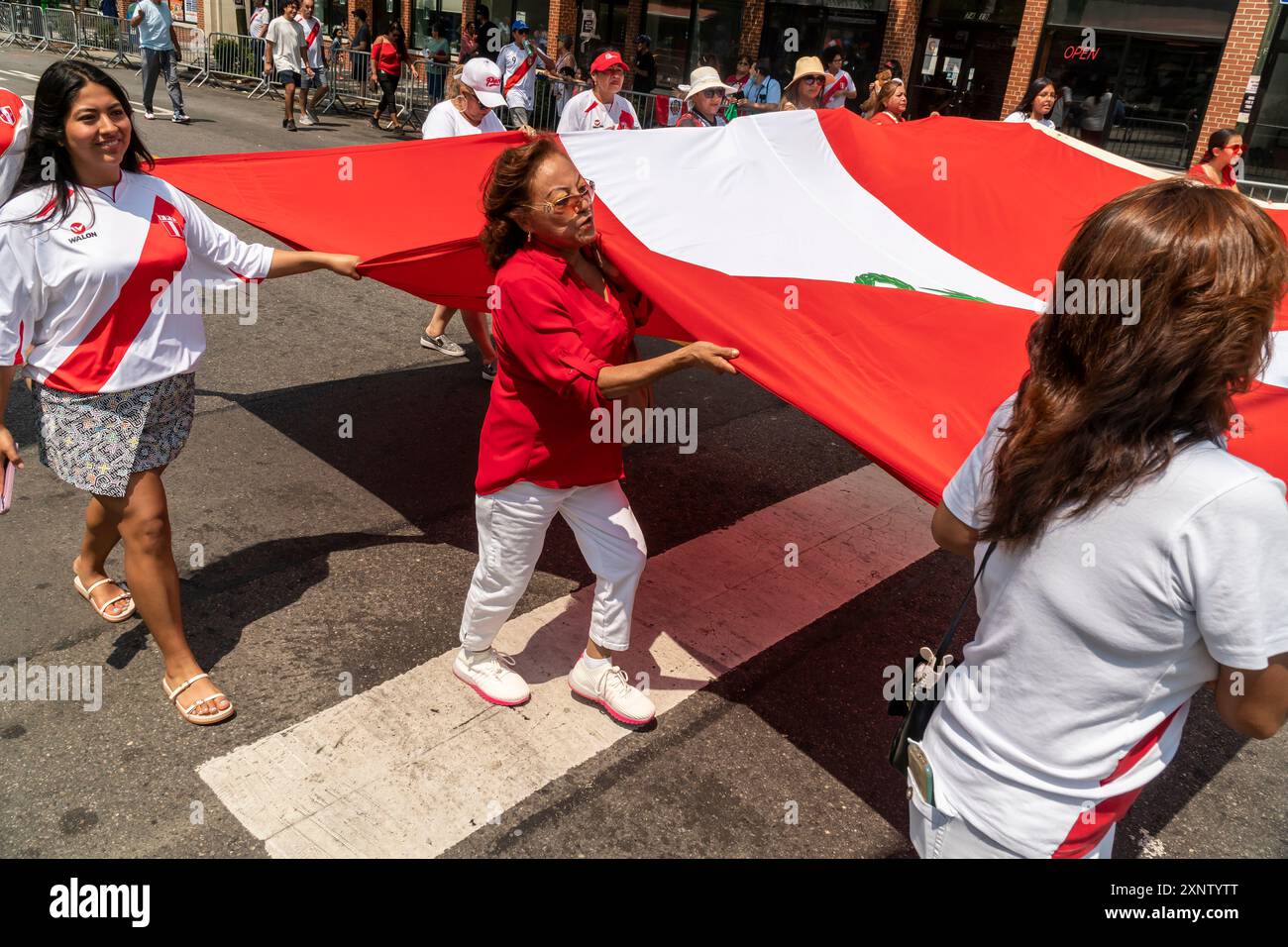 Die Teilnehmer marschieren am Sonntag, den 28. Juli 2024, in Jackson Heights in Queens in New York zur 6. Jährlichen Parade zum peruanischen Tag. (© Richard B. Levine) Stockfoto
