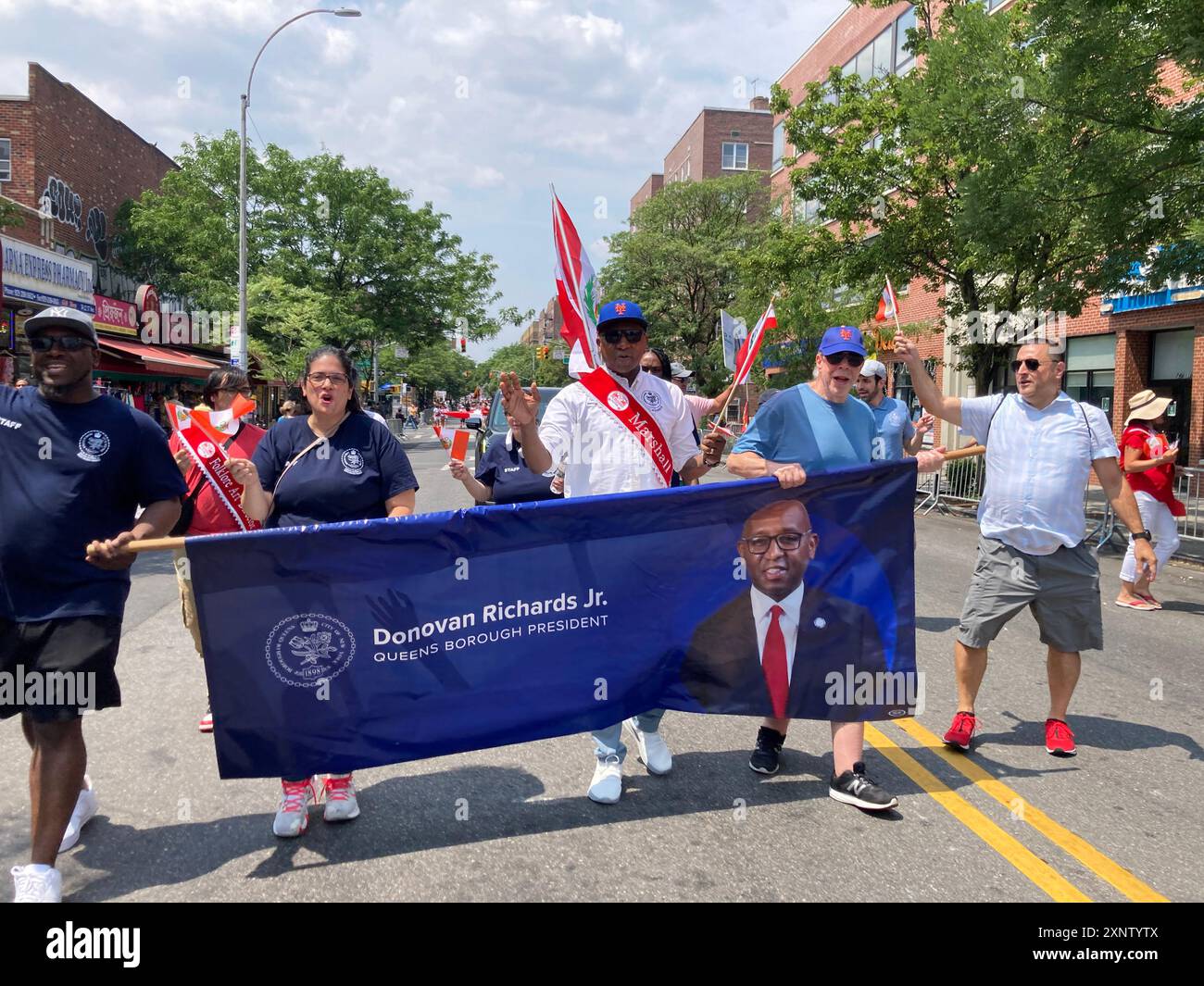 Der Präsident des Queens Borough Donovan Richard Jr. marschiert am Sonntag, den 28. Juli 2024, in Jackson Heights in Queens in New York, zur 6. Jährlichen Parade zum peruanischen Tag. (© Frances M. Roberts) Stockfoto