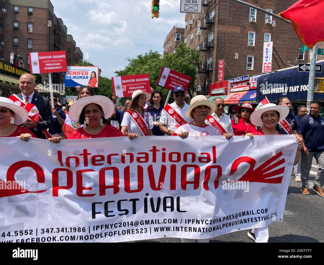 Der Bürgermeister von New York, Eric Adams, marschiert am Sonntag, den 28. Juli 2024, in Jackson Heights in Queens in New York zur 6. Jährlichen Parade zum peruanischen Tag. (© Frances M. roberts) Stockfoto