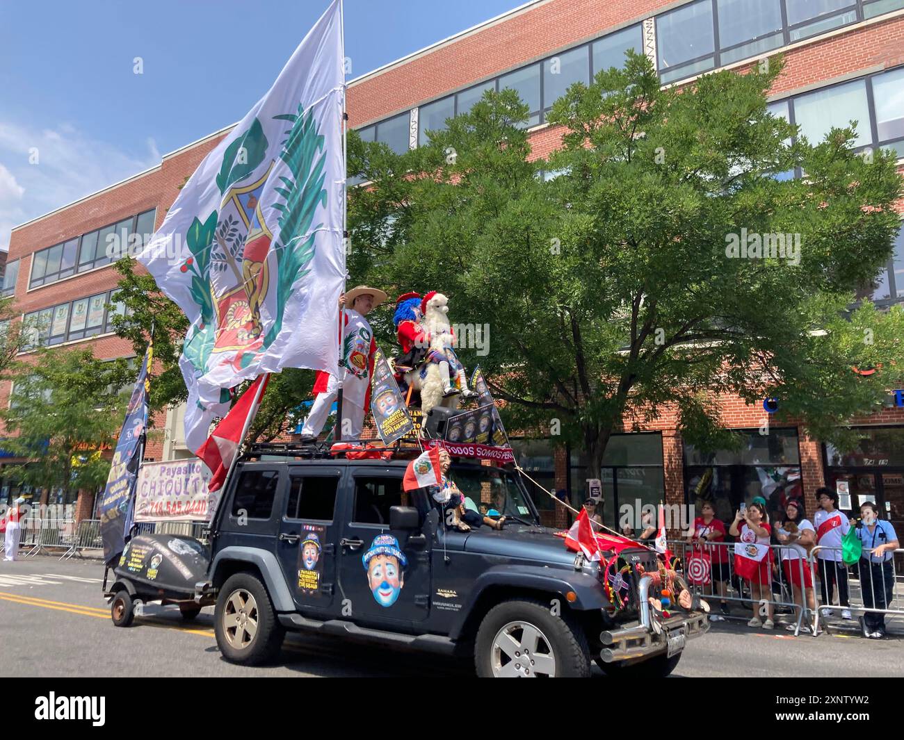 Die Teilnehmer marschieren am Sonntag, den 28. Juli 2024, in Jackson Heights in Queens in New York zur 6. Jährlichen Parade zum peruanischen Tag. (© Frances M. Roberts) Stockfoto