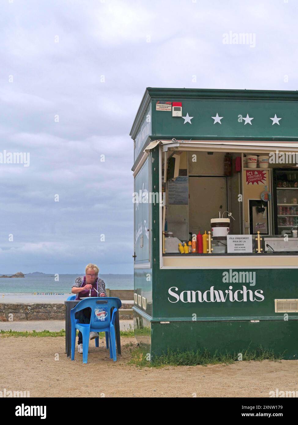 Bretagne. Die Austernbar des Strandes Trestel in der Stadt Trevou-Treguignec in der Cotes d'Armor, entlang der GR34, dem berühmten Weg der Zollbeamten. BRETAGNE, BRETON, WESTFRANKREICH, LANDSCHAFT, MEER, MEER, STRAND, KINDER, KINDER, KIND, BADEN, URLAUB, URLAUB, FREIZEIT, TOURISMUS, TOURIST, REISENDE, URLAUB, WANDERN, WANDERER , WANDERN, TREKKING, BESUCH, ZOLLPFAD, KÜSTENPFAD, WETTER, STADT, MEERESSTATION, FELSEN, KREBSTIERE, AUSTERN, FAST FOOD, Kredit: MHRC/Photo12 Stockfoto