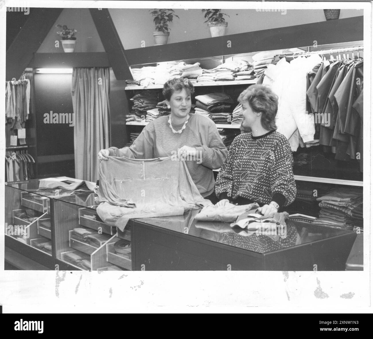 Blick auf das HO Kinderbekleidungsgeschäft in der Babelsberger Garnstraße 12-14. Kleidung. Mode. Speichern. Speichern. Einzelhandel.GDR.historisch. Foto: MAZ/Annelies Jentsch, 03.01.1989 [automatisierte Übersetzung] Stockfoto