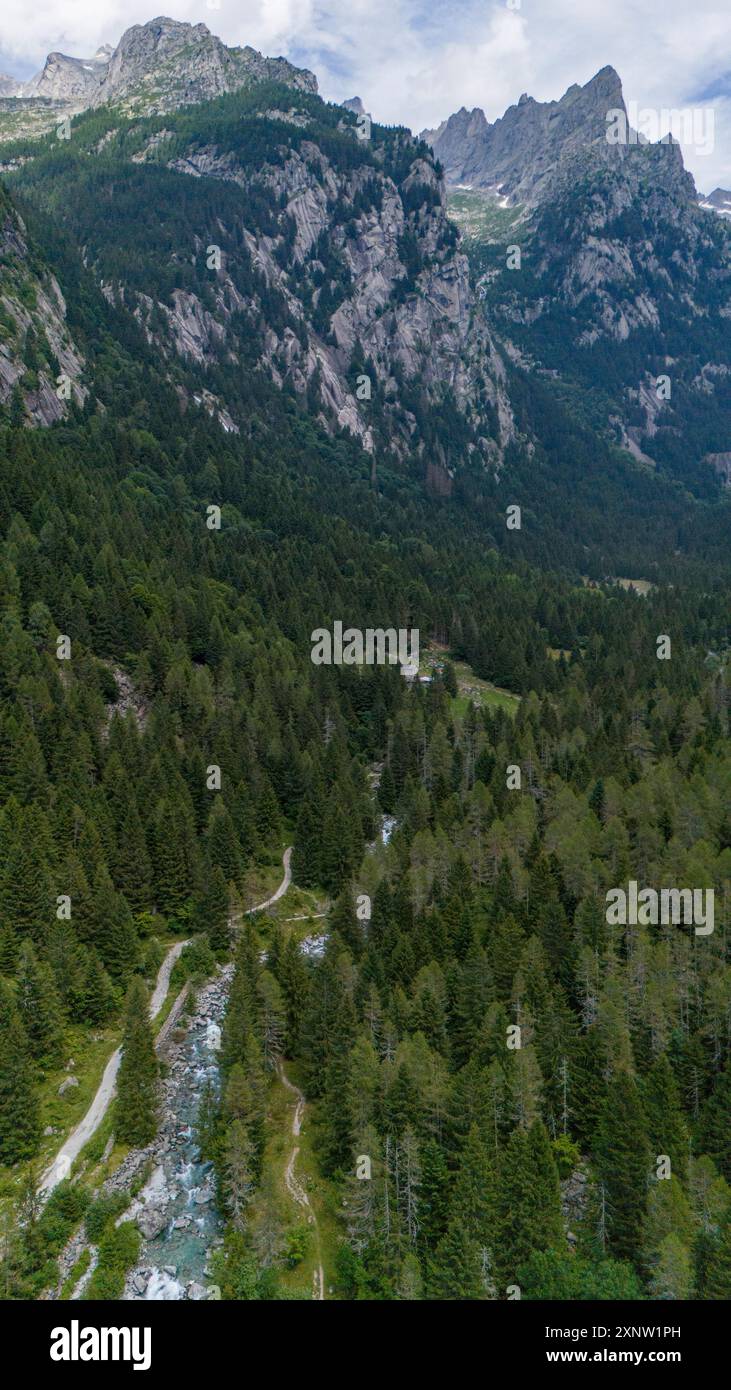 Aus der Vogelperspektive auf Val di Mello, ein grünes Tal umgeben von Granitbergen und Wäldern, Val Masino, Valtellina, Sondrio. Italien Stockfoto