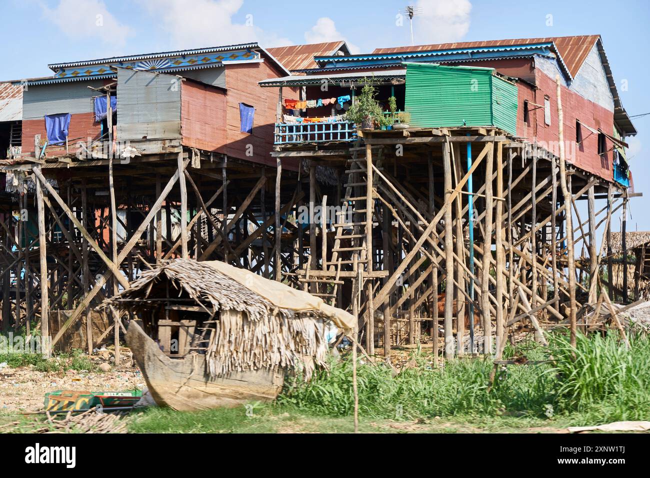 Traditionelle Holzpfahlhäuser am Tonle SAP Lake in Kambodscha mit einzigartiger Architektur und lokalem Lebensstil. Lebhafte Farben und erhöhte Struktur Stockfoto