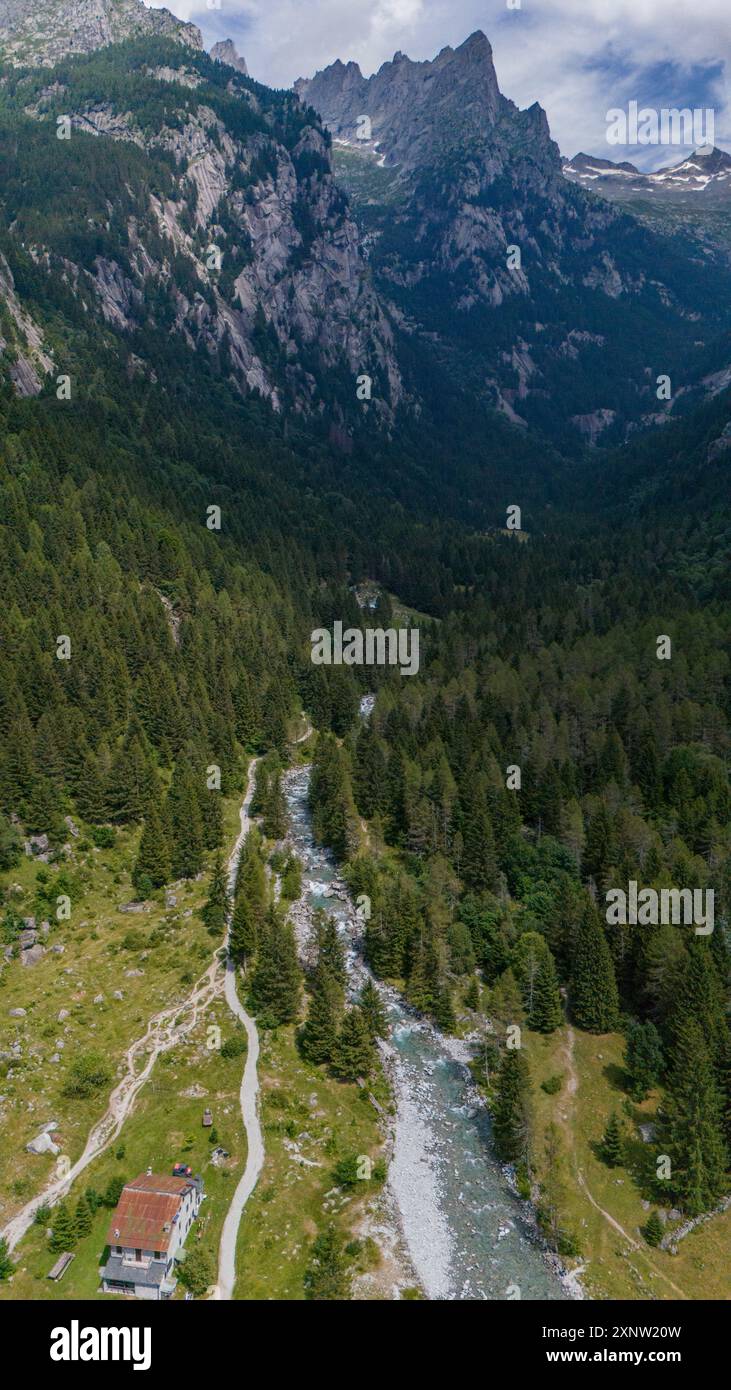 Aus der Vogelperspektive auf Val di Mello, ein grünes Tal umgeben von Granitbergen und Wäldern, Val Masino, Valtellina, Sondrio. Italien Stockfoto