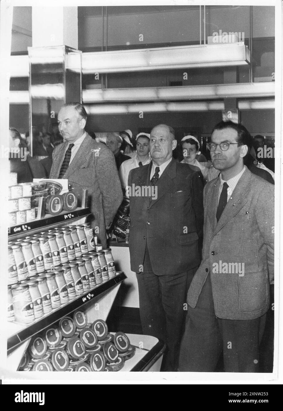 Eröffnung des 330 m² großen Selbstbedienungsgeschäfts mit vier Kassen. Stadt Brandenburg. Verkaufsstelle. Speichern. Speichern. Essen, Konsum, Einzelhandel, DDR, historisch. Foto: MAZ/Archive, 17.12.1956 [automatisierte Übersetzung] Stockfoto