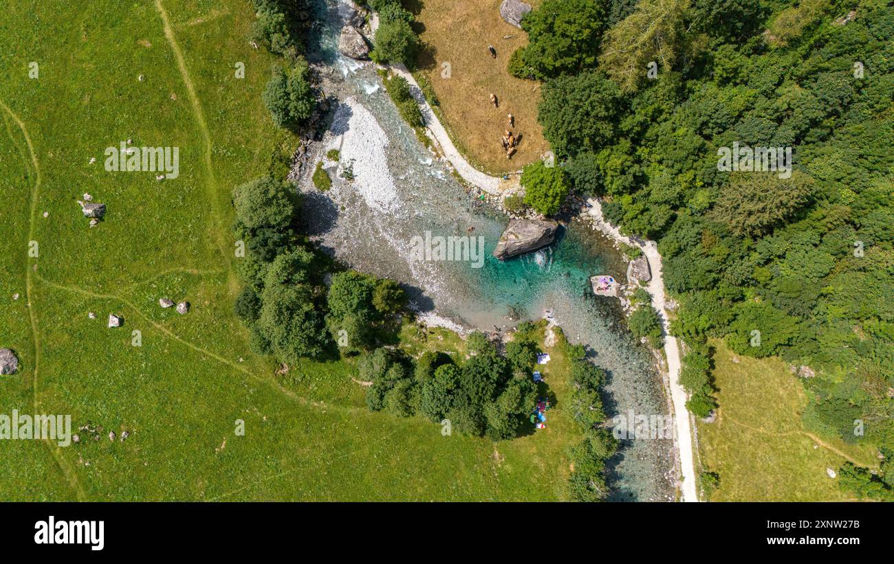 Aus der Vogelperspektive auf Val di Mello, ein grünes Tal umgeben von Granitbergen und Wäldern, Val Masino, Valtellina, Sondrio. Italien Stockfoto