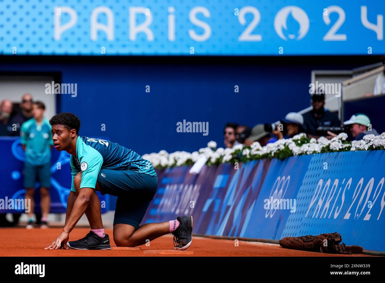 Paris, Frankreich. August 2024. PARIS, FRANKREICH - 2. AUGUST: Ein Ballboy wird gesehen, während Athleten am 7. Tag der Olympischen Spiele 2024 in Roland Garros am 2. August 2024 in Paris, Frankreich, im Halbfinale der Männer antreten. (Foto: Rene Nijhuis/BSR Agency) Credit: BSR Agency/Alamy Live News Stockfoto