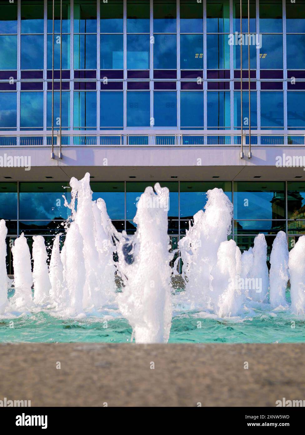 Der Brunnen vor dem Kulturschloss Dresden sprudelt lebhaft und ist eine beliebte Touristenattraktion sowie ein Symbol kultureller Erholung. Stockfoto