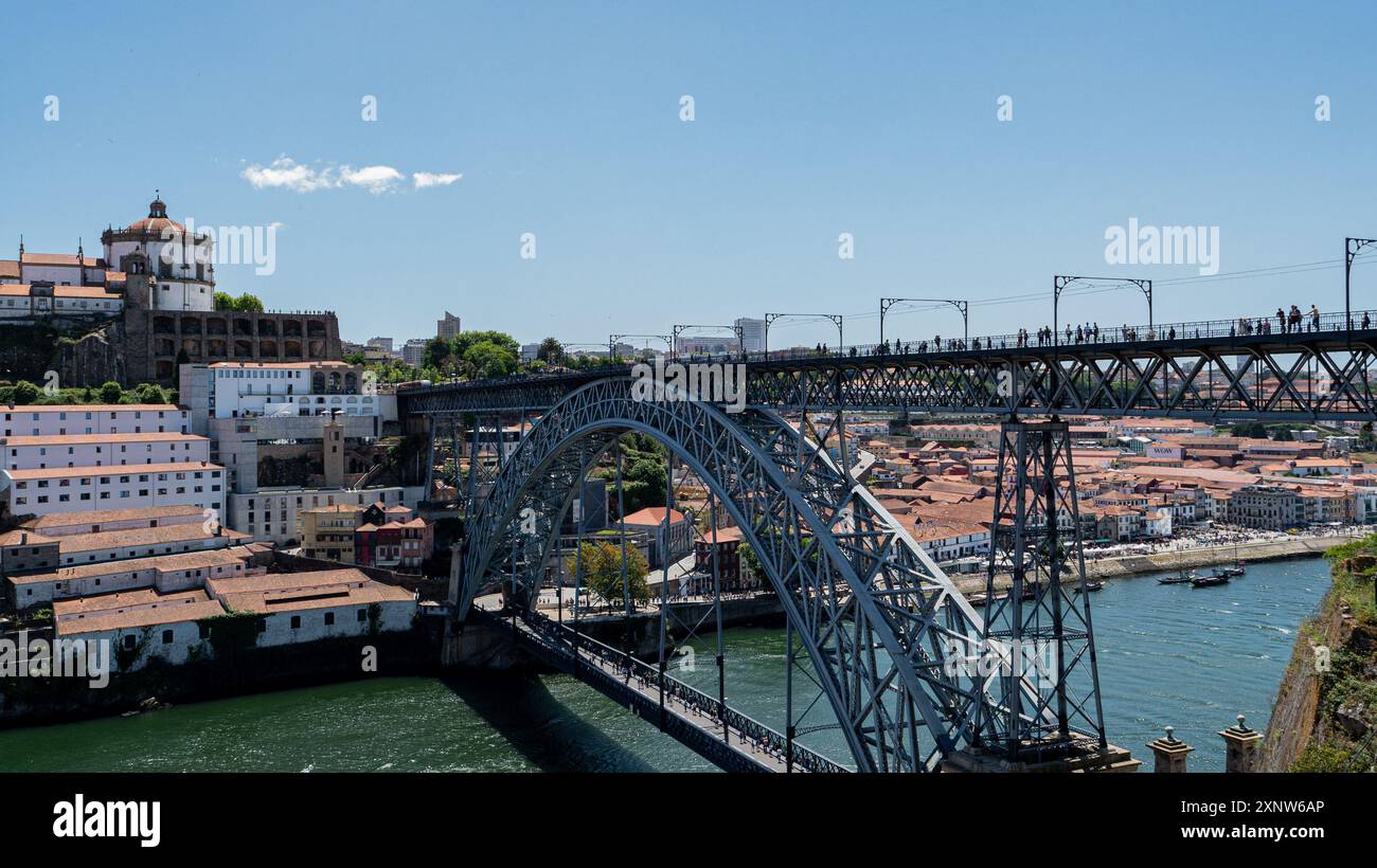 Panoramablick auf die Brücke Luis I auf dem Fluss Douro in Porto, Portugal. Stockfoto
