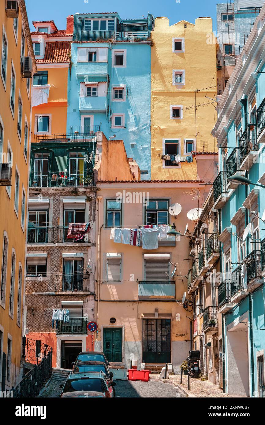 Historisches Viertel Alfama in Lissabon, Hauptstadt Portugals. Blick auf die Straße mit malerischen farbenfrohen Häusern. Stockfoto