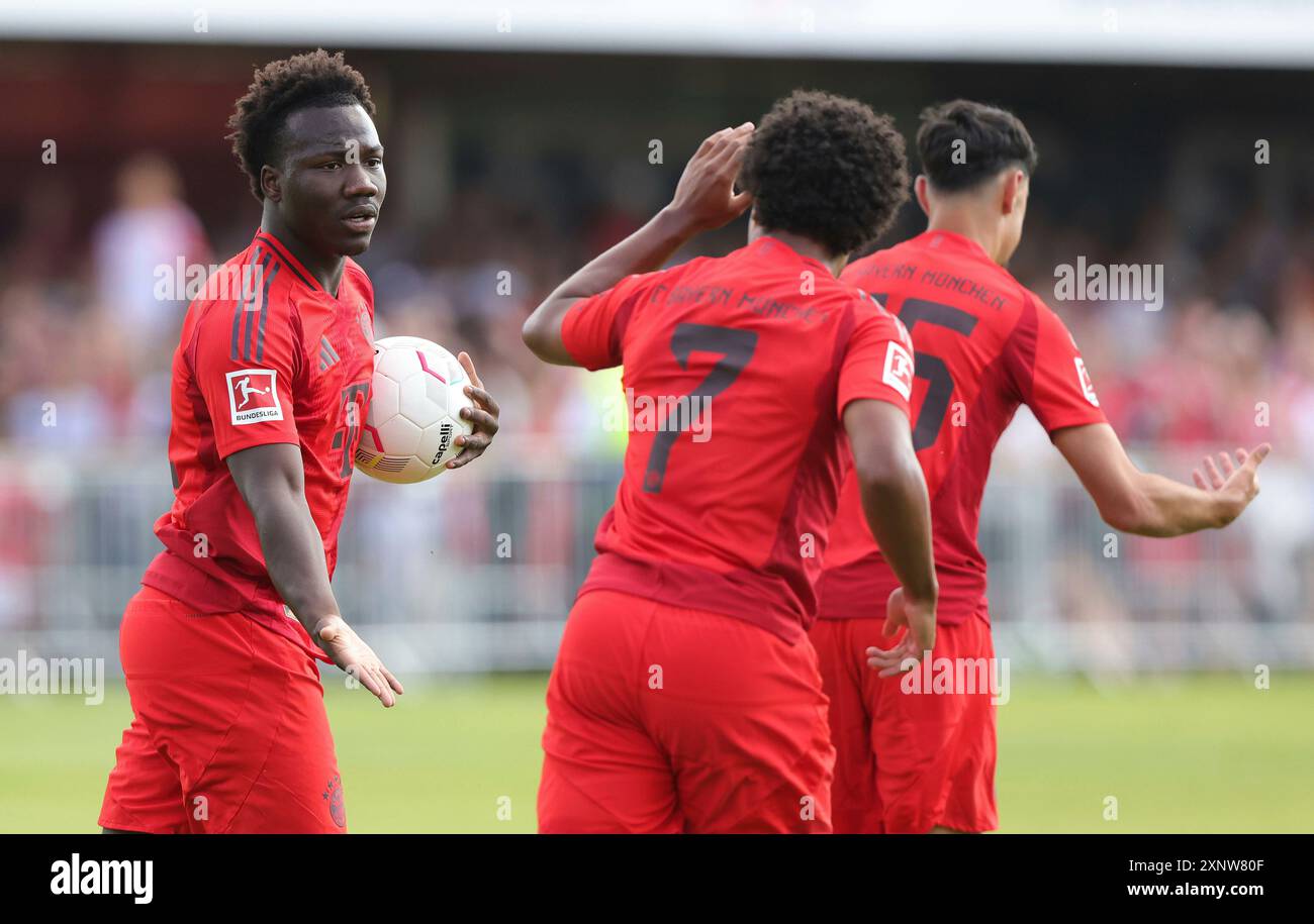 Julie, Deutschland. Juli 2024. firo: 28.07.2024, Fußball, 1.Liga, 1.Bundesliga, Saison 2024/2025, Freundschaftsspiel, 1.FC Duren - FC Bayern München Nestory Irankunda, Bayern, Jubelspiel nach Tor mit Serge Gnabry Credit: dpa/Alamy Live News Stockfoto