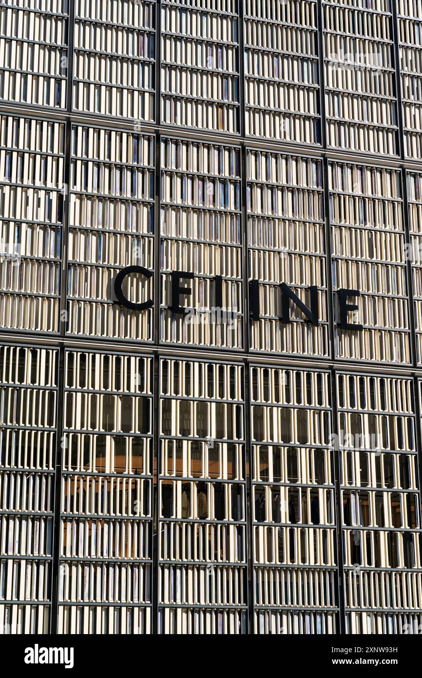 Das Muster der silbernen Latten vor dem Celine Tokyo Ginza Store mit seinem Namen auf der Vorderseite in schwarzen Buchstaben. Stockfoto