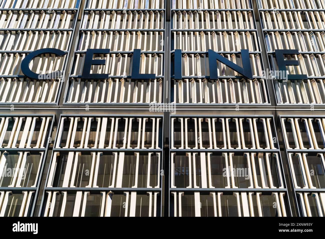 Nahaufnahme des Musters der silbernen Latten vor dem Celine Tokyo Ginza-Geschäft mit seinem Namen auf der Vorderseite in schwarzen Buchstaben. Stockfoto