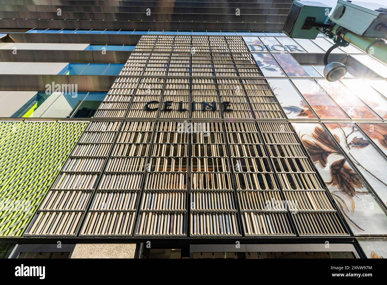 Flacher Blick auf das Muster der silbernen Latten der Ladenfront von Celine Ginza mit seinem Namen auf der Vorderseite in schwarzen Buchstaben. Dior daneben. Stockfoto