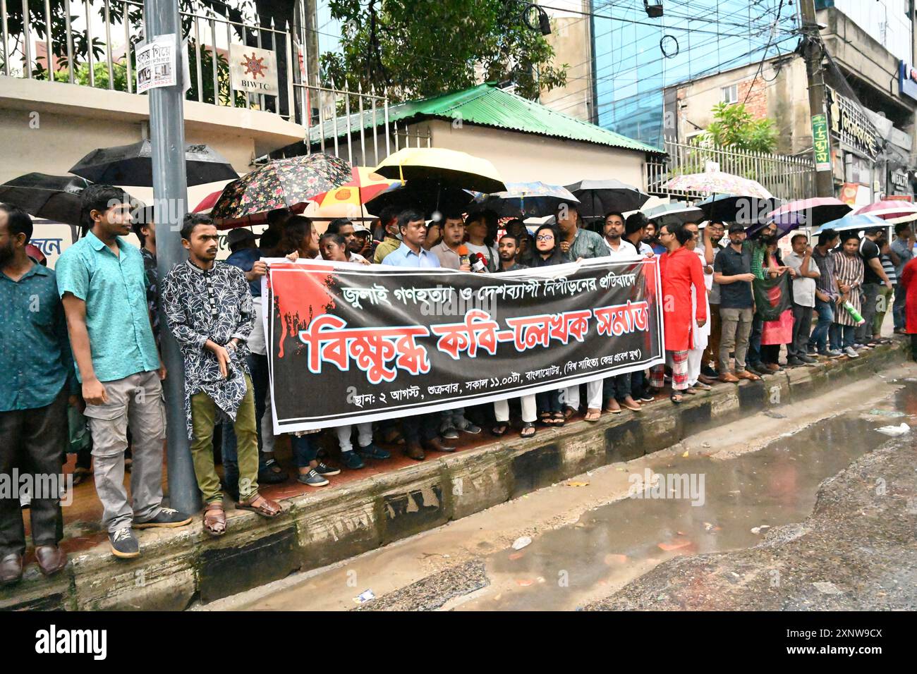 Bangladeschische Dichter und Schriftsteller veranstalten eine Protestkundgebung, bei der sie Gerechtigkeit für Opfer fordern, die bei der jüngsten landesweiten Gewalt am 2. August 2024 in Dhaka, Bangladesch, verhaftet und getötet wurden. Die Demonstrationen in Bangladesch nach dem 2. August verlangten Gerechtigkeit für die Opfer von landesweiten Unruhen und Polizeieinsatz, nachdem die Freilassung der Proteste die öffentliche Wut nicht unterdrückt hatte. Quelle: Mamunur Rashid/Alamy Live News Stockfoto