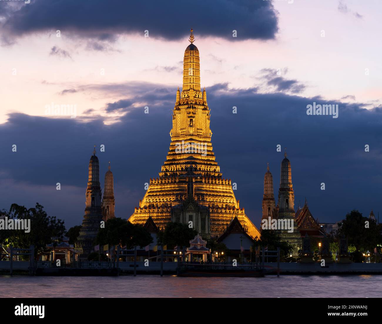 Abendblick auf den Tempel Wat Arun. Einer der wunderschönen Tempel von Bangkok. Bangkok Stadt, Thailand Stockfoto
