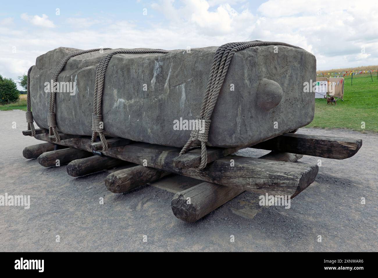 Die Rekonstruktion zeigt die Methode, einen Sarsenstein von den Marlborough Downs nach Stonehenge in der frühen Bronzezeit zu transportieren Stockfoto