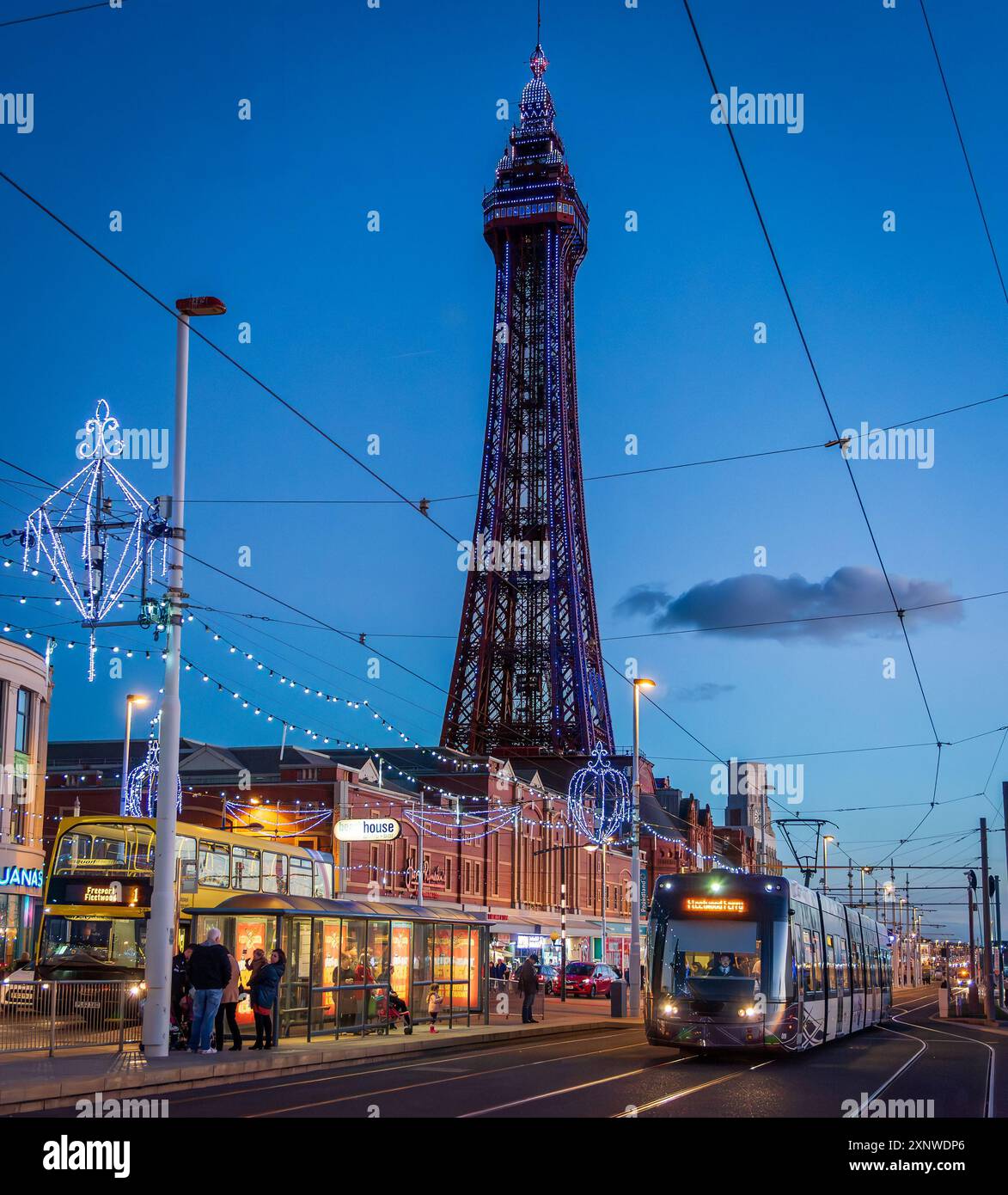 Blackpool Tower und Golden Mile Herbstbeleuchtung. Stockfoto