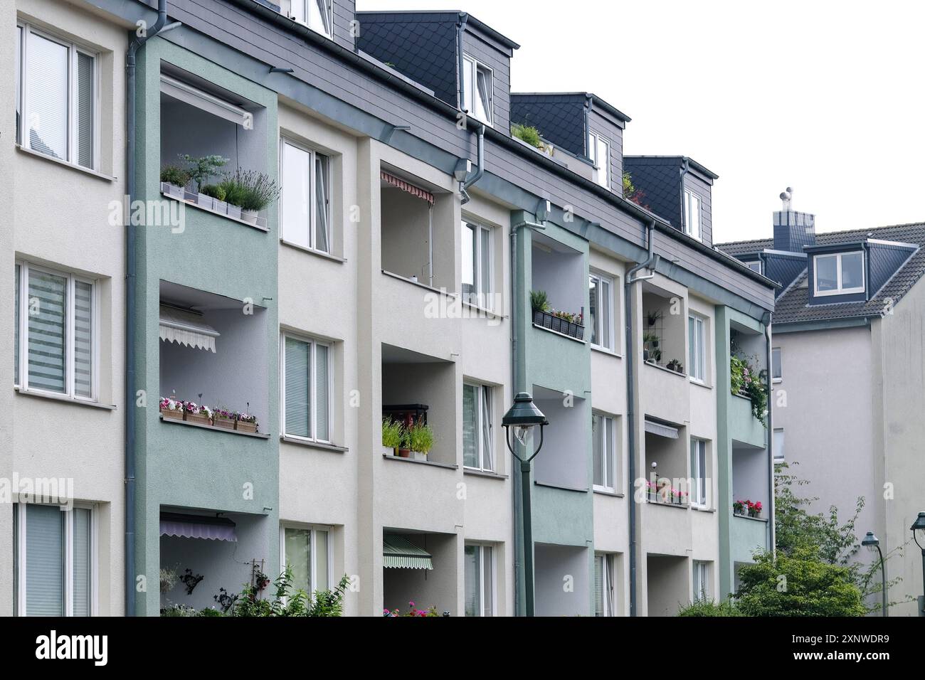 Düsseldorf 02.08.2024 Wohnungen Wohnungsnot Mietswohnung Mieten Mietpreis soziale Wohnungsbau Sozialwohnung Immobilien Wohnraummangel Wohnung Baustelle Neubau Mehrfamilienhaus Mietshaus Miete Mietspiegel Mietpreisspiegel Immobilie Wohnungsmangel Baustau Wohnimmobilie Wohnungsimmobilien Mietpreise Altbau Leerstand Baumaterial Baustoffe Ballungsgebiet bezahlbarer Wohnraum CO2-Preis CO2 Bundes-Klimaschutzgesetz Heizen Heizung Klimapaket Mieter Vermieter Mietpreisbremse Klimasteuer Energiewende Büro Büros Homeoffice Home-Office Konjunkturpaket Grundsteuerreform Grundsteuererklärung Wohngeld Wohnu Stockfoto