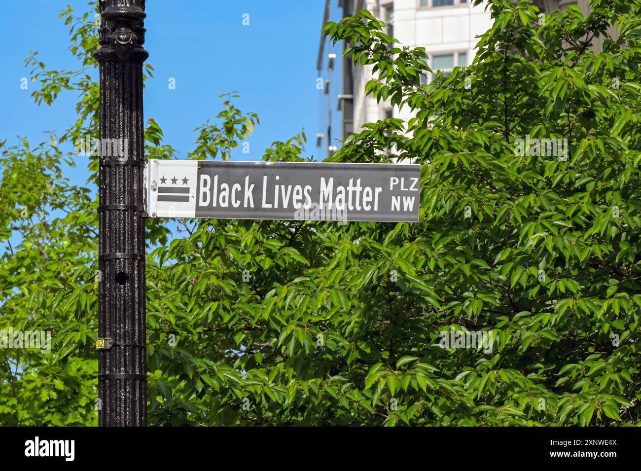 Washington DC, District of Columbia, USA - 30. April 2024: Schild mit Black Lives Matter-Text auf einem Posten in einer Straße im Zentrum von Washington DC Stockfoto