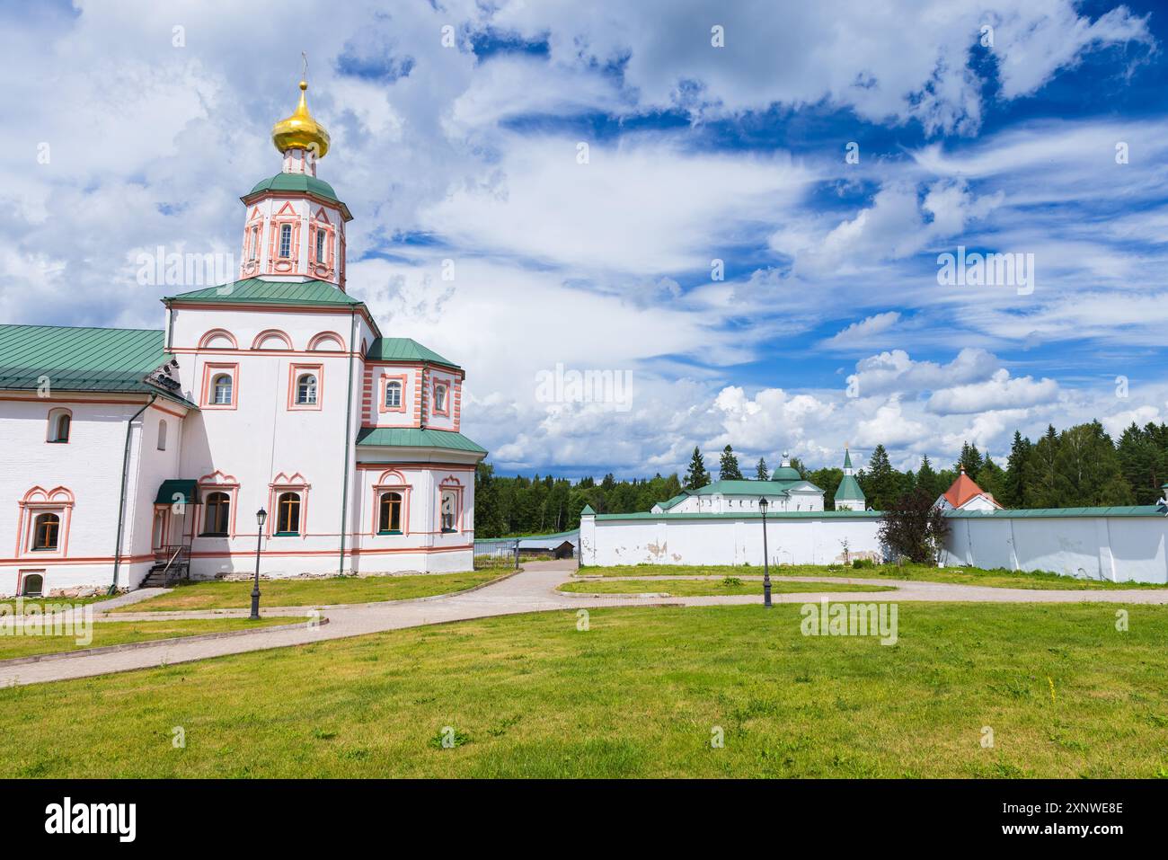 Kirche der Epiphanie des Herrn im Kloster Valdai Iversky an einem Sommertag Stockfoto