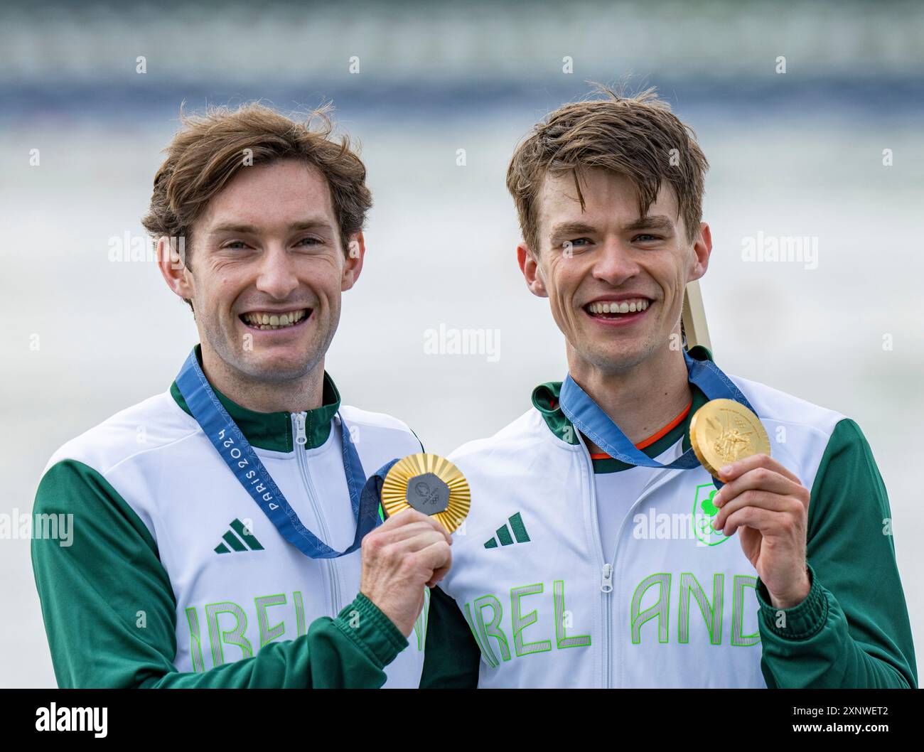 Vaires Sur Marne. August 2024. Die Goldmedaillengewinner Fintan Mc Carthy/Paul O Donovan aus Irland reagieren während der Preisverleihung auf die Doppelskulls der Leichtgewichtsmänner Finale A des Ruderns bei den Olympischen Spielen 2024 in Vaires-sur-Marne, Frankreich, 2. August 2024. Quelle: Sun Fei/Xinhua/Alamy Live News Stockfoto