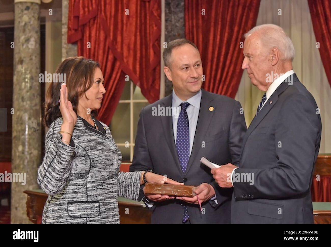 Am 3. Januar 2017 wird KAMALA HARRIS vom Senat von Vizepräsident Joe Biden vereidigt, der von ihrem Ehemann Doug Ernhoff beobachtet wird Stockfoto