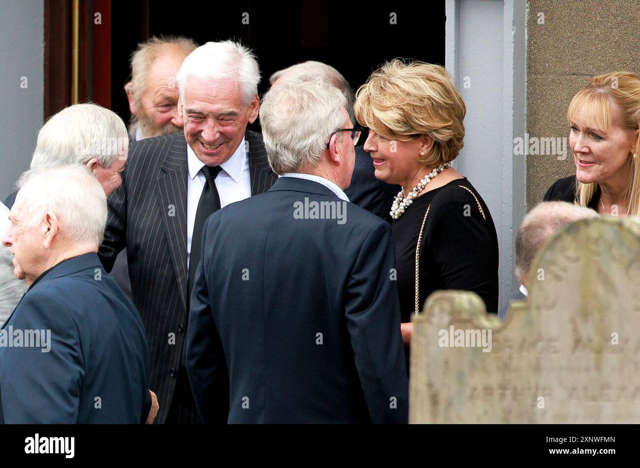 UTV-Moderatoren Paul Clarke (vierter von links), Rose Neill (siebter von links) und Maggie Doyle (rechts), die das Gedicht „der Tod ist nichts überhaupt“ von Henry-Scott Holland während der Trauerfeier in der Trinity Presbyterian Church, Ballygowan, Co Down, nach einer Trauerfeier des erfahrenen BBC-Senders John Bennett, lesen. der im Alter von 82 Jahren starb. Bilddatum: Freitag, 2. August 2024. Stockfoto