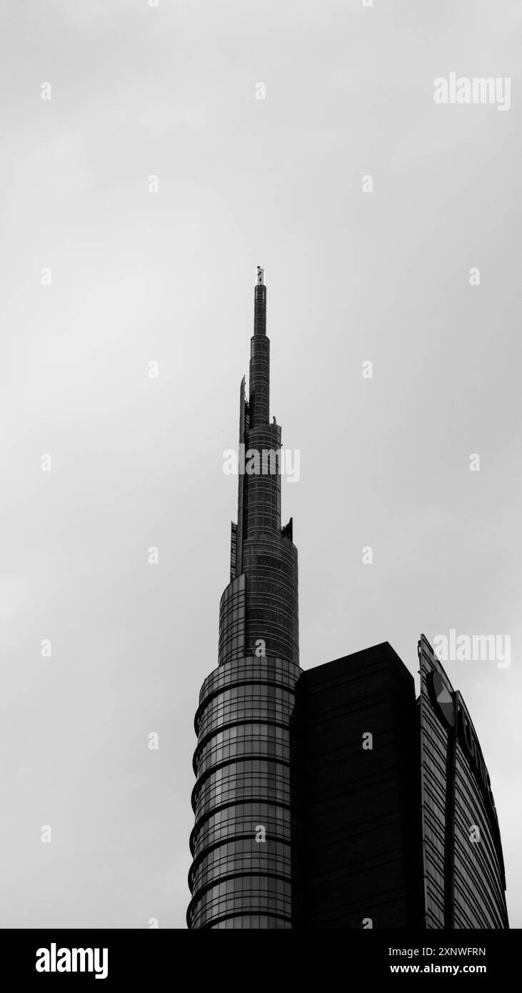 Ein vertikales Schwarzweißfoto des Unicredit Tower in Mailand, Italien Stockfoto