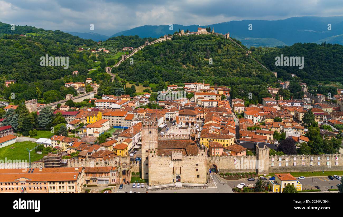 Marostica, Vicenza, Italien – Ein fesselnder Blick auf die historische Stadt Marostica, bekannt für ihren mittelalterlichen Charme und den berühmten Schachbrettplatz. Die Stadt Stockfoto