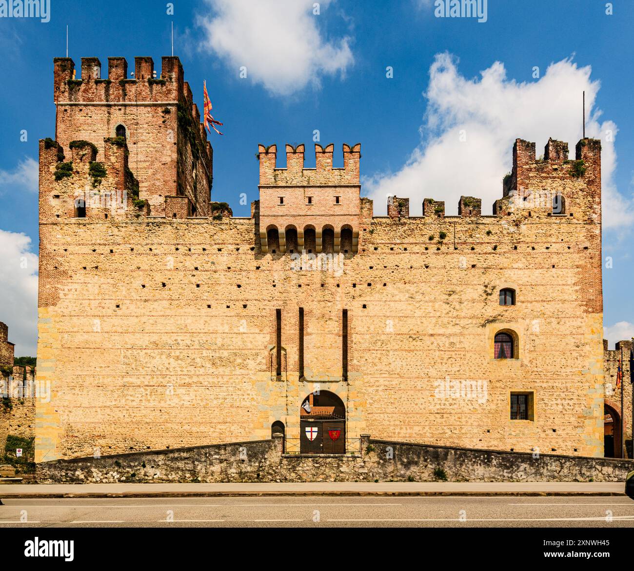 Marostica, Vicenza, Italien – Ein fesselnder Blick auf die historische Stadt Marostica, bekannt für ihren mittelalterlichen Charme und den berühmten Schachbrettplatz. Die Stadt Stockfoto