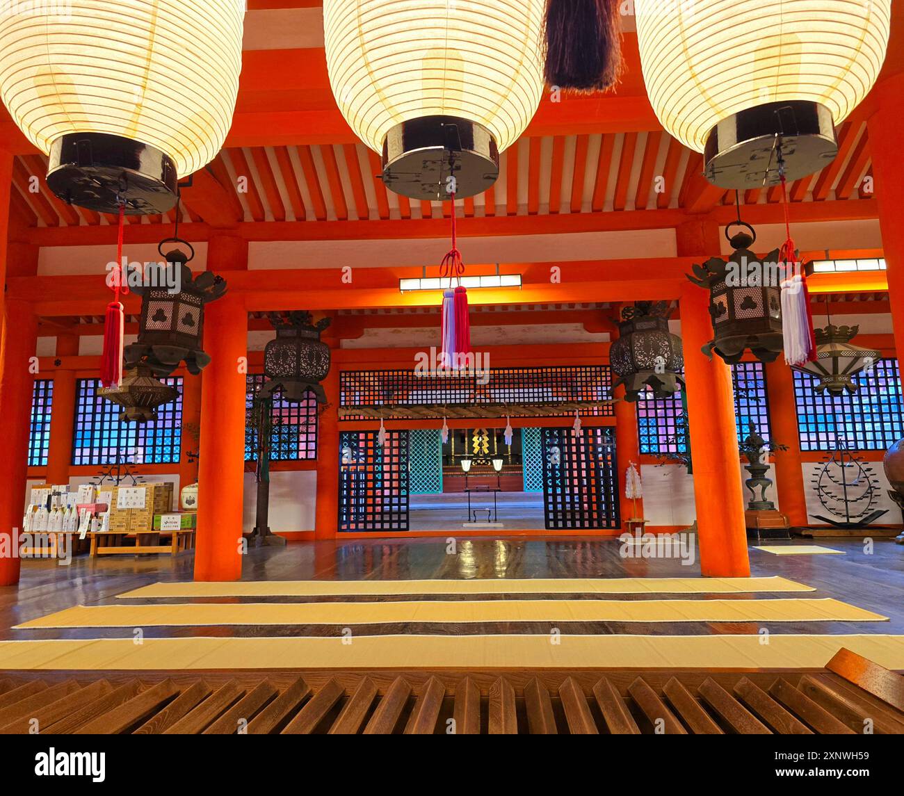 Der Itsukushima-Schrein. Es ist ein schintoistischer Schrein auf der Insel Itsukushima (bekannt als Miyajima). Es befindet sich in der Stadt Hatsukaichi und ist vom Festland mit der Fähre am Bahnhof Miyajimaguchi erreichbar. Mehrere Gebäude und Besitztümer gehören zum UNESCO-Weltkulturerbe und sind Nationalschätze. Der Itsukushima-Schrein ist eine der beliebtesten Touristenattraktionen Japans und ist am bekanntesten für sein dramatisches Tor oder Torii am Rande des Schreins, die heiligen Gipfel des Mount Misen, die ausgedehnten Wälder und seinen Blick auf das Meer. Japan. Stockfoto