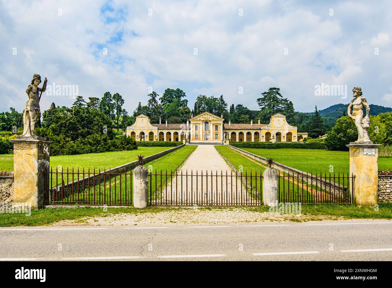 Villa Rinaldi in Asolo, Treviso, Italien – Eine historische Villa inmitten der malerischen Schönheit von Asolo, bekannt für seine elegante neoklassizistische Architektur und e Stockfoto Villa Rinaldi in Asolo, Treviso, Italien – Eine historische Villa inmitten der malerischen Schönheit von Asolo, bekannt für seine elegante neoklassizistische Architektur und e Stockfoto