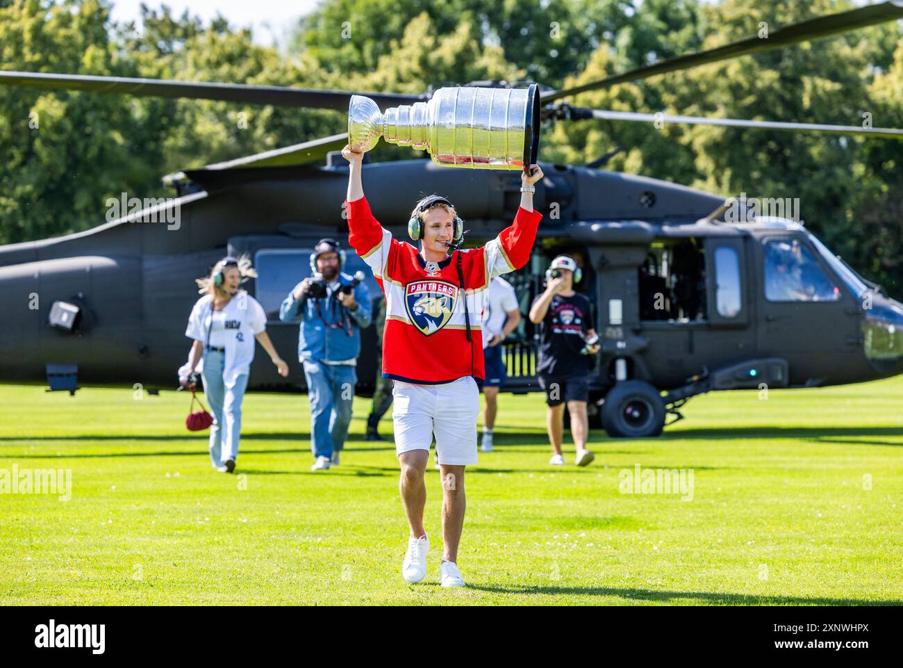 Linköping, Schweden. August 2024. Am 24. Juni 2024 war Gustav Forsling der erste Linköping HC-Spieler, der die verherrlichte Stanley Cup-Trophäe in den Himmel hob, als er und seine Florida Panthers die Edmonton Oilers in den Stanley Cup Playoffs besiegten. Jetzt ist die Stanley Cup Trophäe auf Tournee um die Welt und am Freitag kam sie in der Saab Arena in Linköping, Schweden. Quelle: Jeppe Gustafsson/Alamy Live News Stockfoto