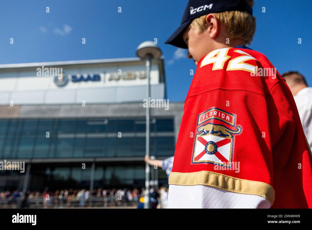 Linköping, Schweden. August 2024. Am 24. Juni 2024 war Gustav Forsling der erste Linköping HC-Spieler, der die verherrlichte Stanley Cup-Trophäe in den Himmel hob, als er und seine Florida Panthers die Edmonton Oilers in den Stanley Cup Playoffs besiegten. Jetzt ist die Stanley Cup Trophäe auf Tournee um die Welt und am Freitag kam sie in der Saab Arena in Linköping, Schweden. Quelle: Jeppe Gustafsson/Alamy Live News Stockfoto