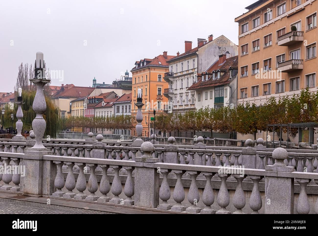 Drachenbrücke in Ljubljana im Herbst ohne Menschen, Reisefoto aus Slowenien Stockfoto