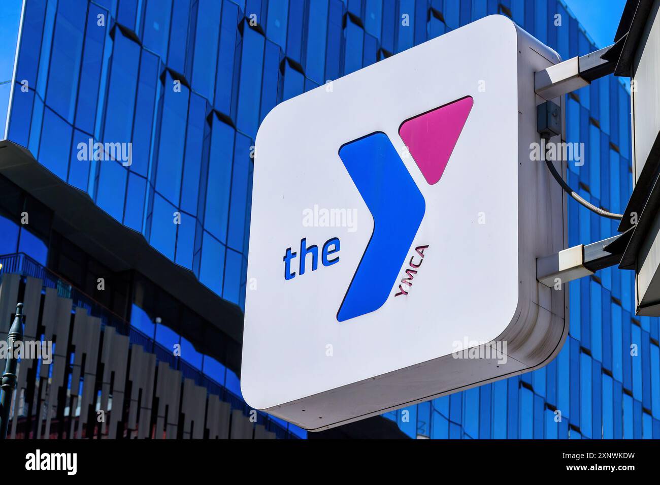 Detroit, USA - 25. Juli 2024: Logo oder Zeichen für die YMCA im Stadtzentrum. Stockfoto