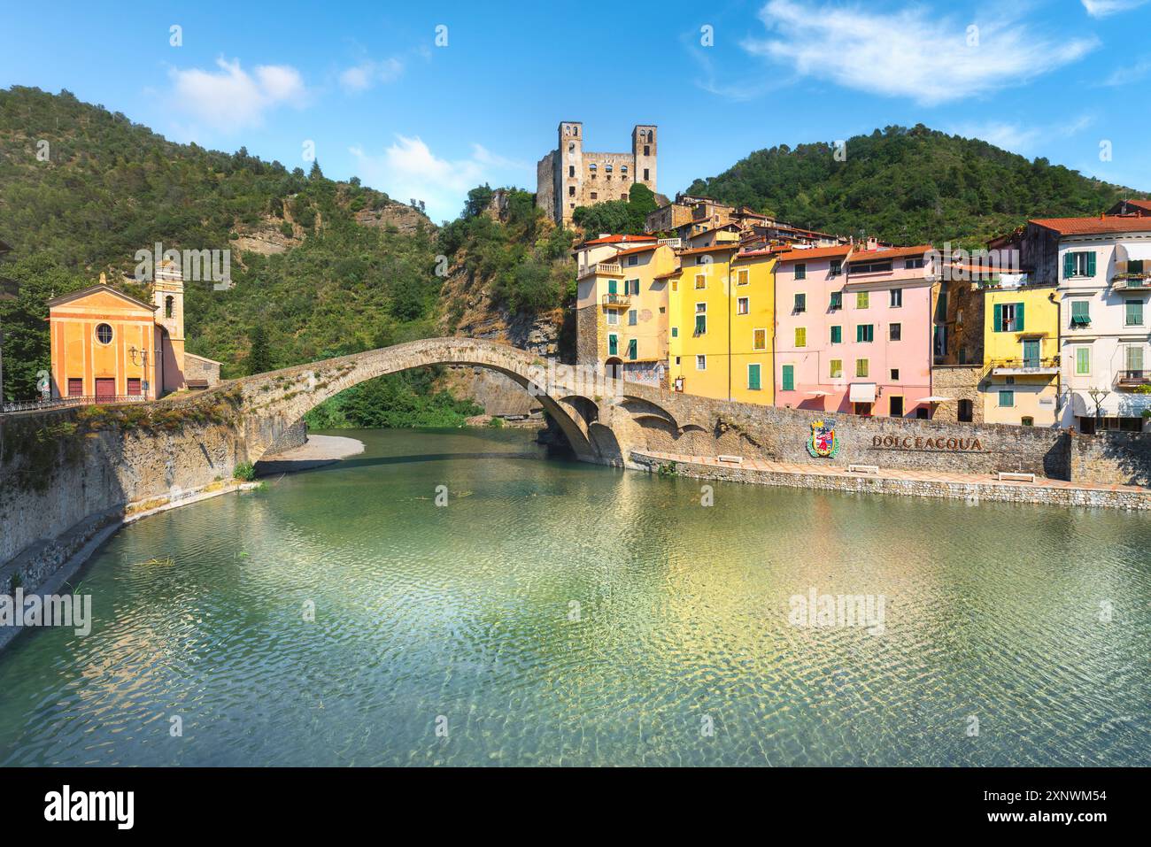 Alte Brücke, Kirche und Schloss in Dolceacqua. Die mittelalterliche Brücke wurde von Claude Monet gemalt, Doria Castle im Hintergrund. Riviera di Ponente, Prov Stockfoto