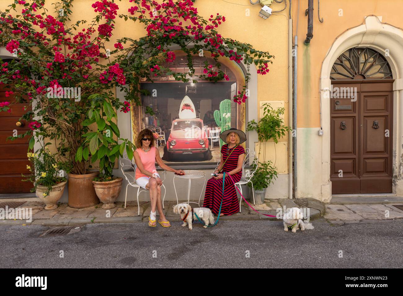 Zwei Touristen mit Hunden in Pietrasanta Toskana Italien Stockfoto