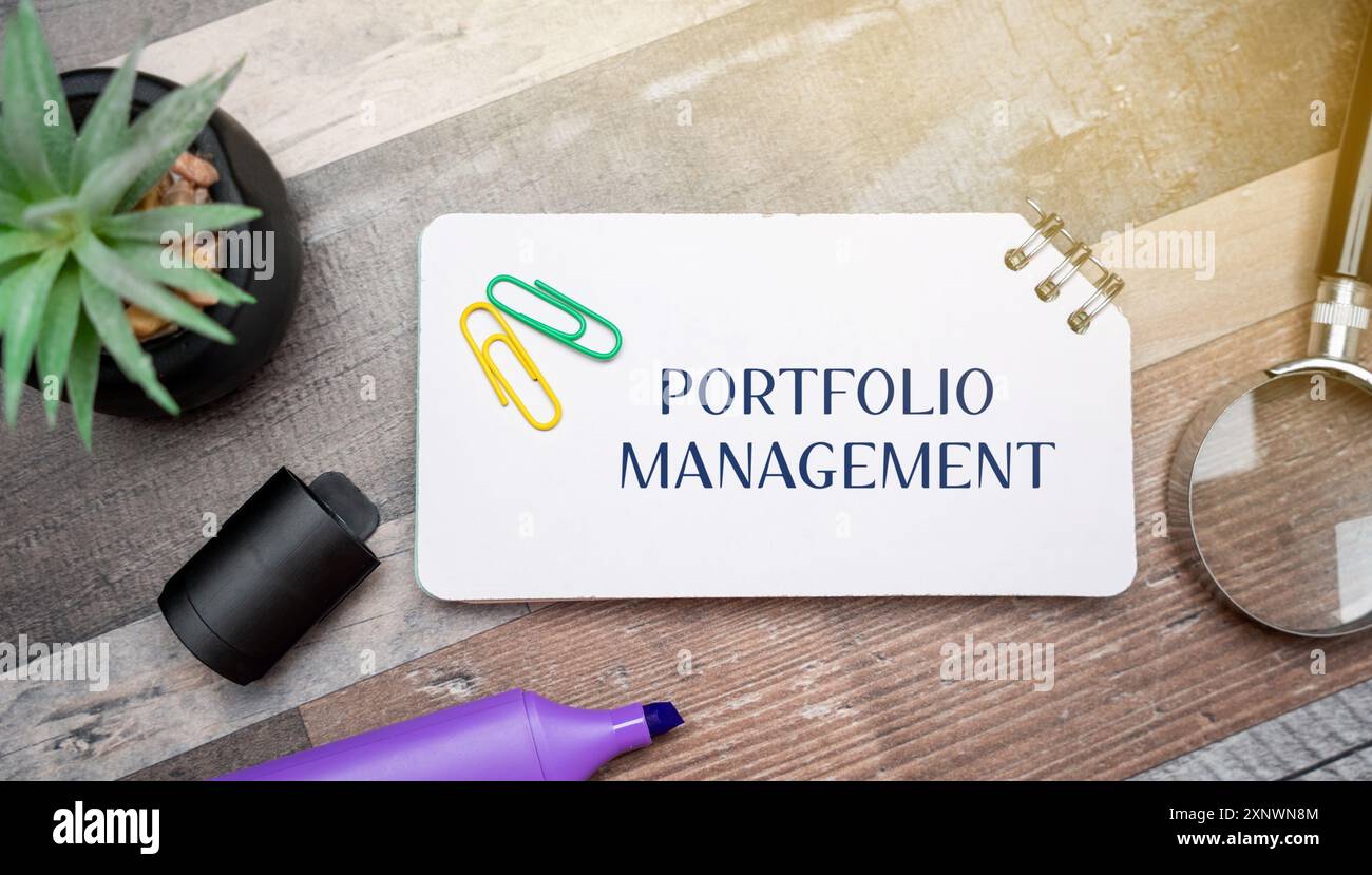 Portfolio-Management-Konzept. Prozess der Investitionsentscheidungen, um bestimmte finanzielle Ziele zu erreichen. Wirtschaft und Finanzen. Inschrift auf einer Notiz Stockfoto