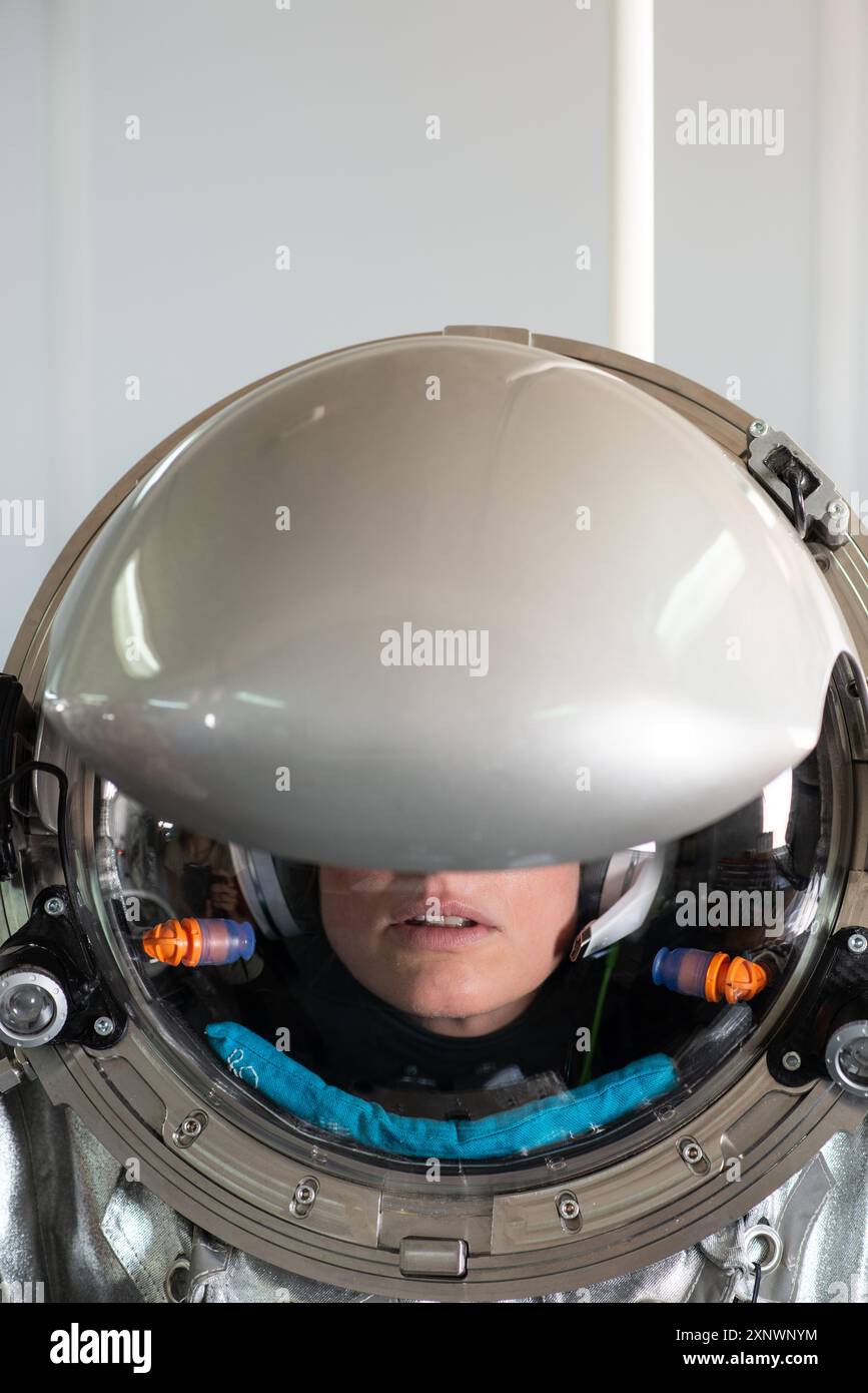 Nahaufnahme eines Astronauten in einem All-Space-Anzug, der an einer AMADEE-18-Mars-Simulationsexpedition in der Dhofar-Region Oman teilnimmt. Reflektiert Themen wie Erkundung, Isolation und menschliche Neugier. Stockfoto