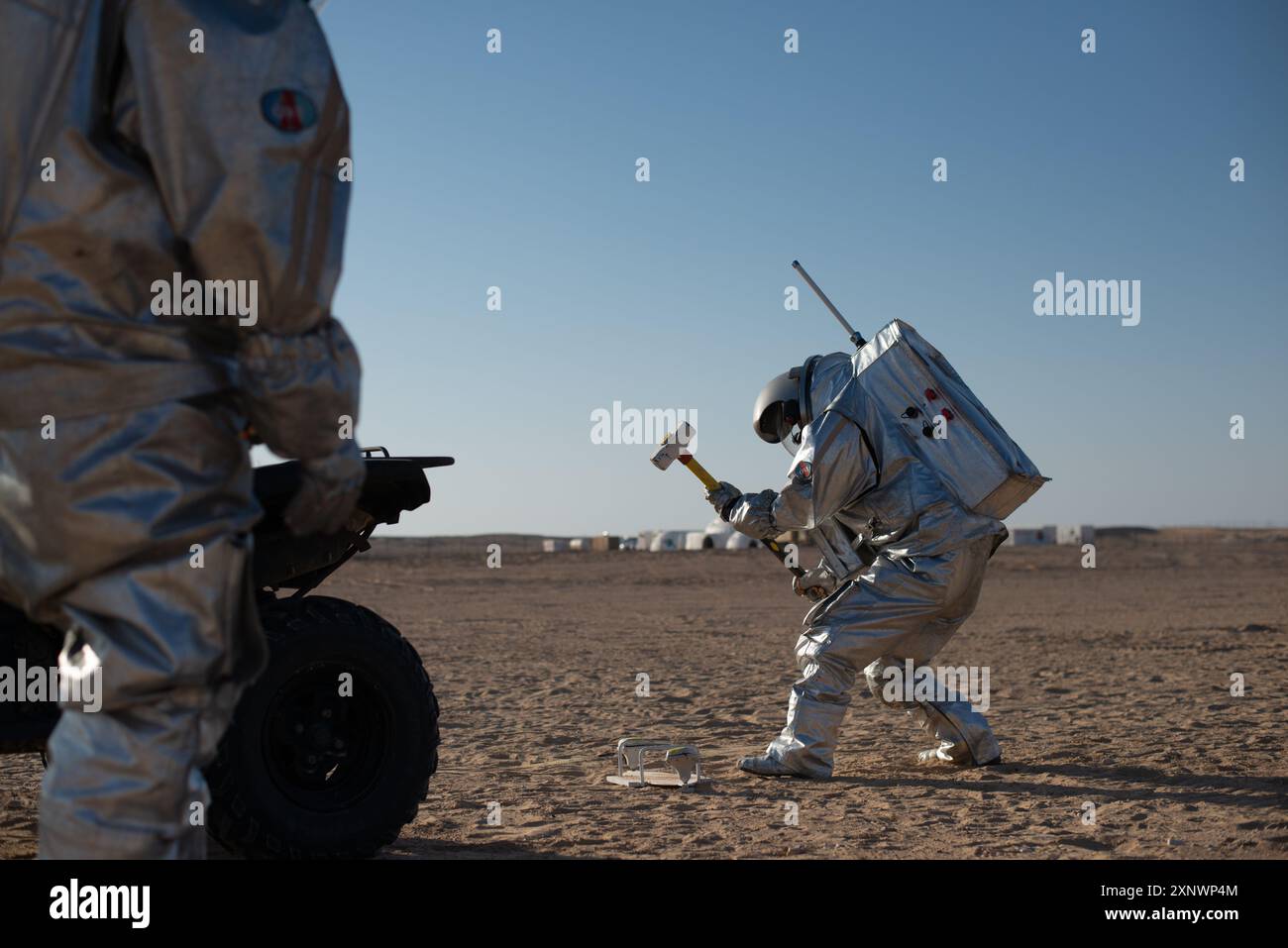 Analoge Astronauten nehmen an einer Mars-Simulationsexpedition in der Dhofar-Region im Oman während der AMADEE-18 Teil. Das Bild fängt den Geist der Erkundung und die Suche nach Wissen ein und zeigt Teamarbeit und Ausdauer. Stockfoto