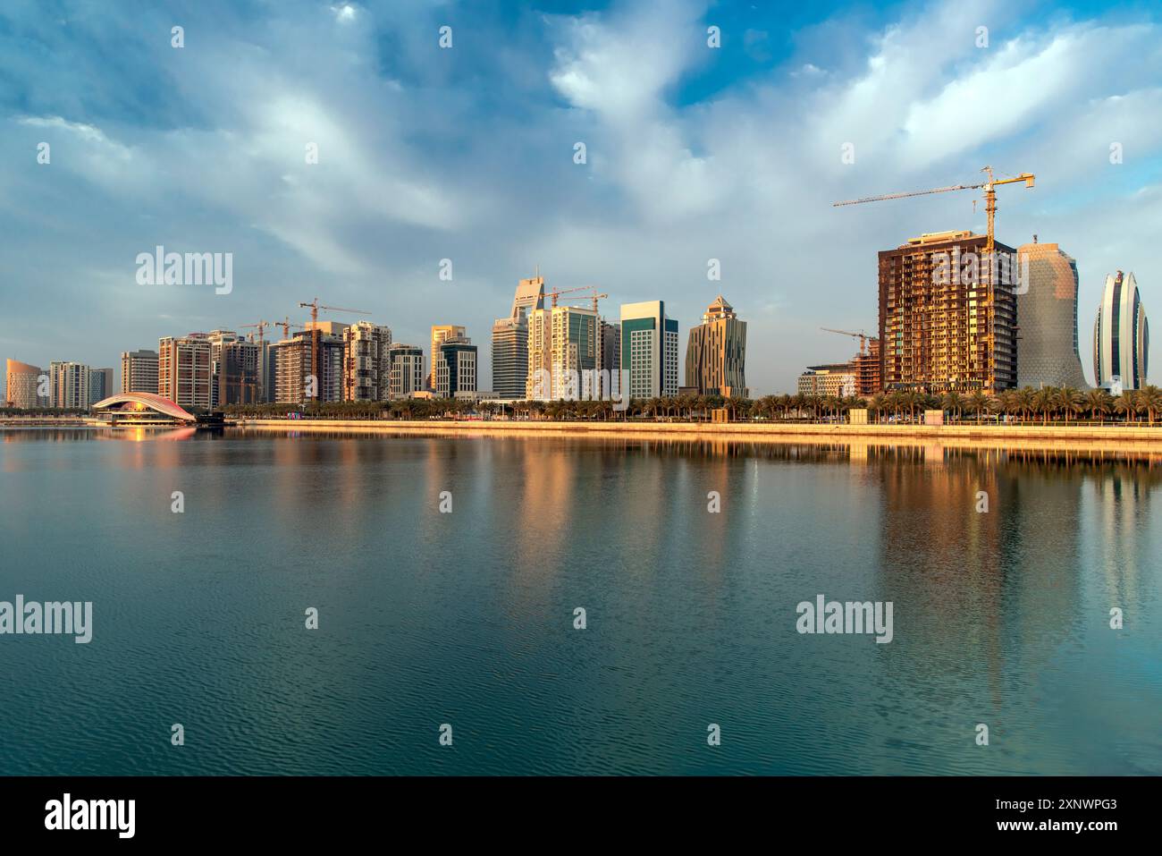 Blick auf die Katara-Gebäude vom Lusail Marina Park. Crescent Tower Stockfoto