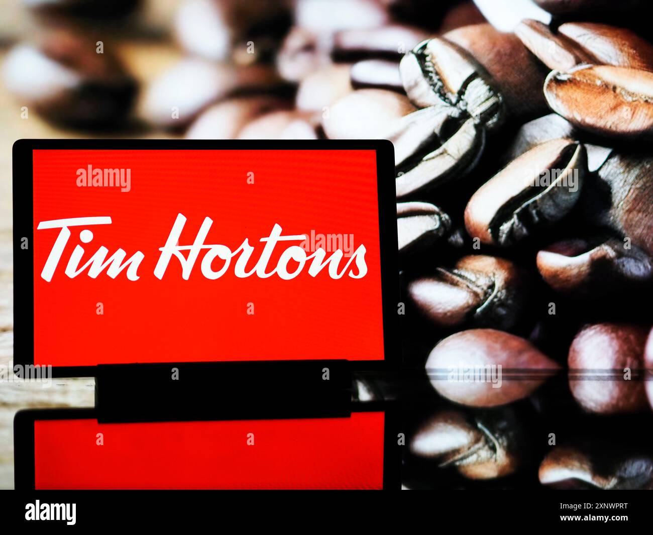 Deutschland – 2. August 2024: In dieser Fotoabbildung wird das Logo von Tim Hortons Inc. Auf einem Tablet angezeigt. Stockfoto