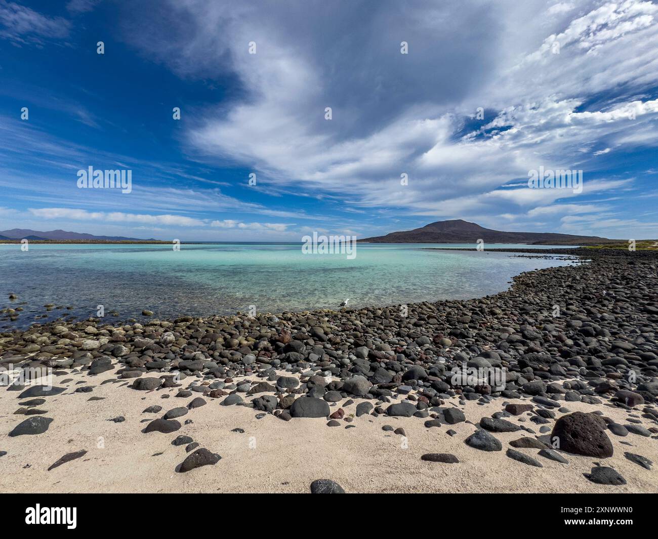 Ein Blick auf die kleine Bucht und den erloschenen Vulkan auf der Südseite der Isla Coronado, Baja California Sur, Meer von Cortez, Mexiko, Nordamerika Copyrigh Stockfoto